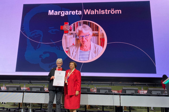 Margareta Wahlström tar emot medalj