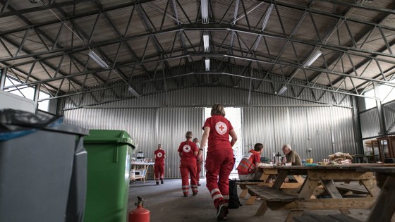 Frivilliga rusar mot dörr i krisinsats