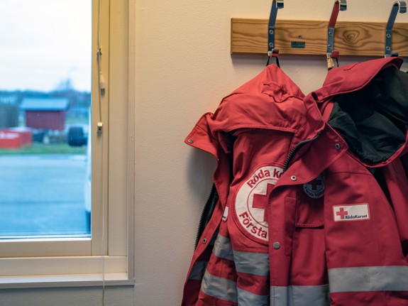Jacka med emblem hänger vid fönster. Totalförsvarsövning Revinge 2021