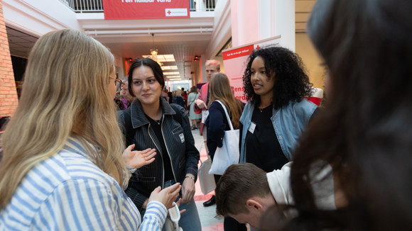 Fyra personer samtalar med varandra under årsmöte.