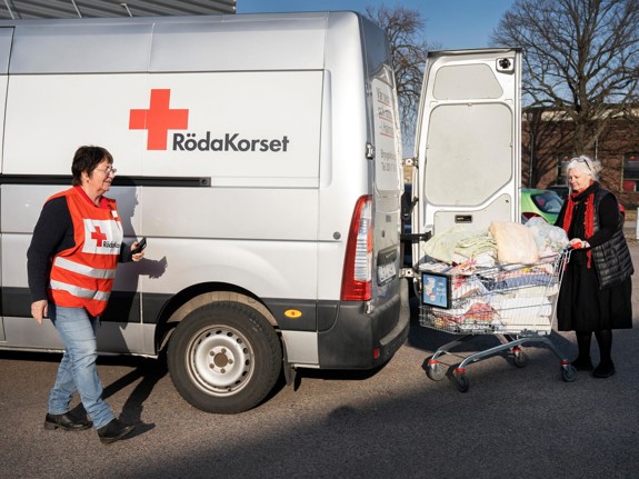 frivilligledare Berit Ekberg och Kris och beredskap ansvarig Magdalena Engelsz på Röda Korset Halmstadkretsen som går med en kundvagn