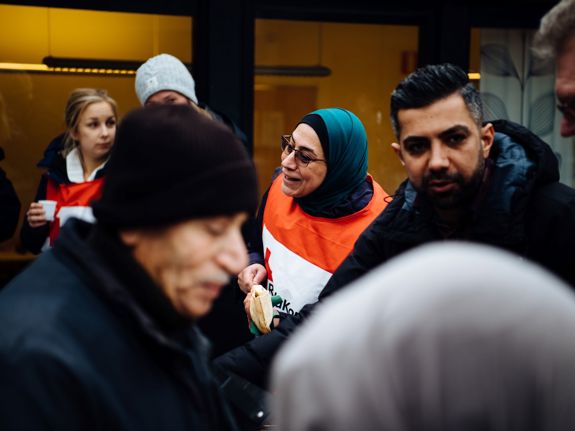 Bild på två rödakorsare som lastar matvaror i bagaget på en personbil