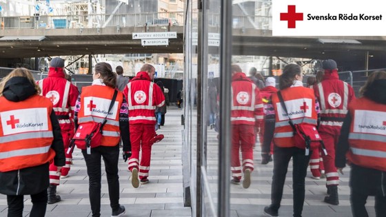 Personer med rödakorset kläder