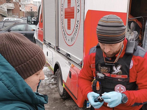 Sjukvård vid rödakors-ambulans