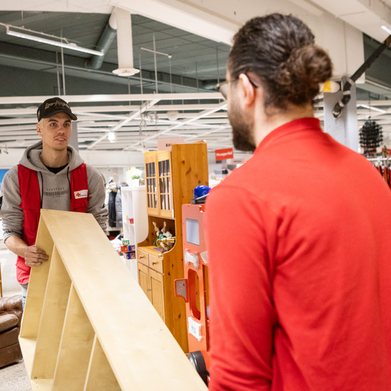 David Wuopio och Ilia Ilia flyttar möbler i Röda Korsets second hand-butik i Skäggetorp