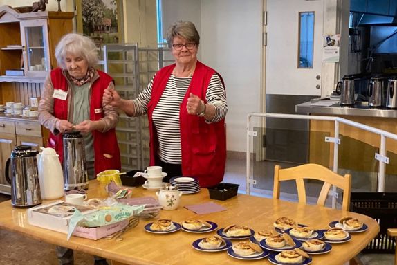 Volontär Agneta och ordförande Kerstin, Bollnäs rödakorskrets.