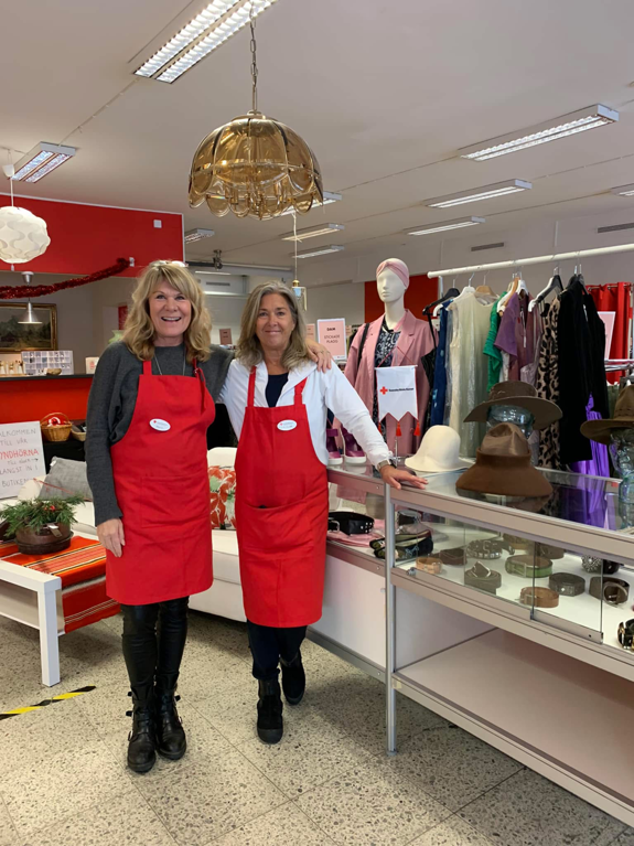 Föreståndare Lise-Lott Fant och Marie Rothman, Röda Korset Second hand Lidingö.