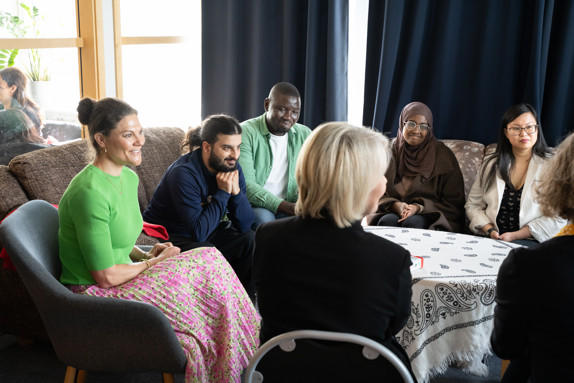 Kronprinsessan pratar med deltagare på folkhögskolan