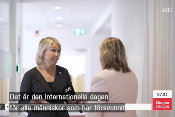 Ulrika Modéer står vänd mot en reporter som har ryggen mot kameran. Undertexter där det står 