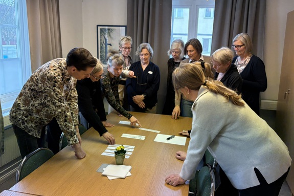 Bild på personer som står runt ett bord och diskuterar. På bilden ser man följande personer från Nyköpingkretsen. På bilden syns Susanna Engman, Elisabeth Eriksson, Anita Endal, Peter Sager, Rebecka Ringberg, Alette Sederholm, Catharina Frändberg, Dot Gade Kulovuori, Kerstin Tägt, Lena Nylund, Oscar Stolpe Bello