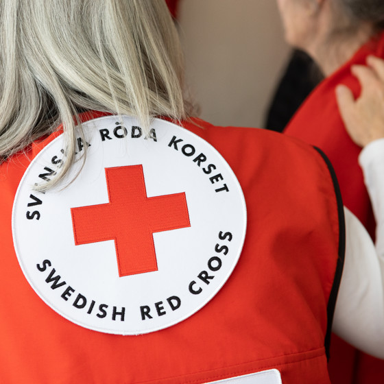 Volontär från Röda Korset ger stöd vid en kris