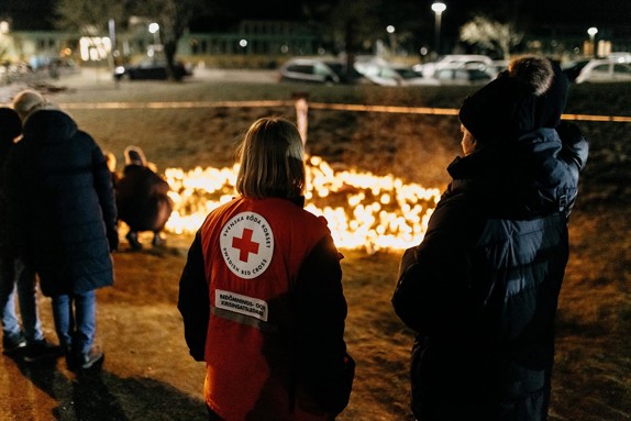 Rödakorsare vid minnesplatsen i Örebro efter skjutning