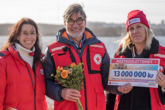 Postkodlotteriet ger 13 miljoner till Röda Korset