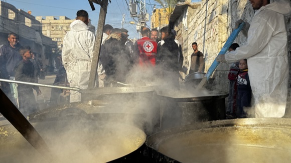 ICRC delar ut mat i Gaza, 2024