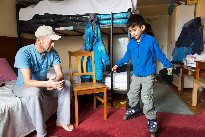 På asylboendet Emtnäs utanför Nyköping bor familjen Faguria-Hossina som för ett år sedan flydde till fots från Iran.