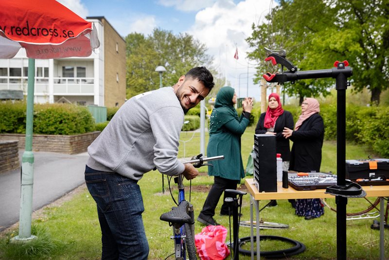 Röda Korset på Lindängen i Malmö har startat en cykelverkstad. Fadel Mourad fixar en cykel.