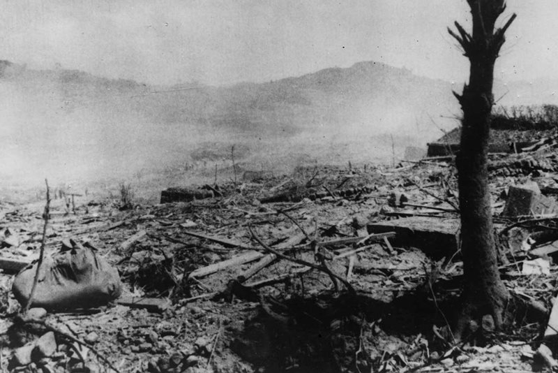 Nagasaki efter atombomben fallit år 1945.