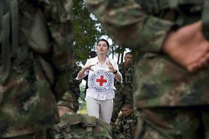 Röda Korset lär ut krigets lagar till militärer i Colombia.
