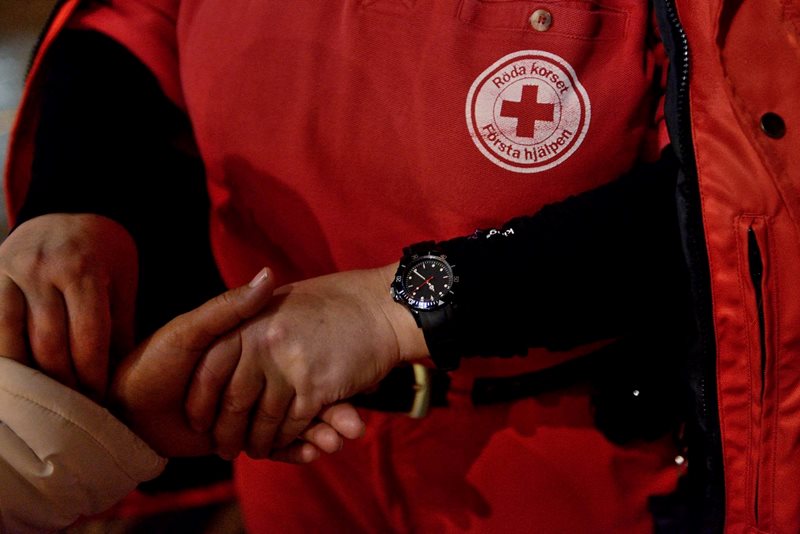 Röda Korset välkomnar flyktingar på Malmö Centralstation