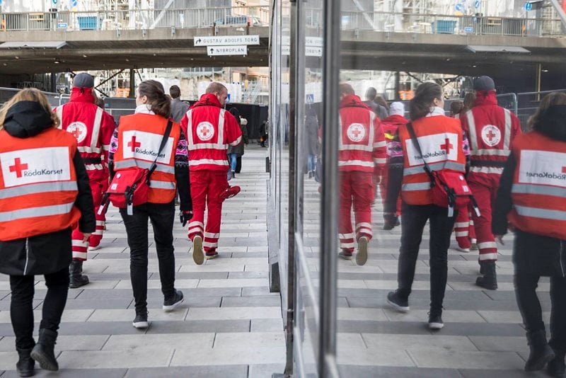 Röda Korsets frivilliga på väg.