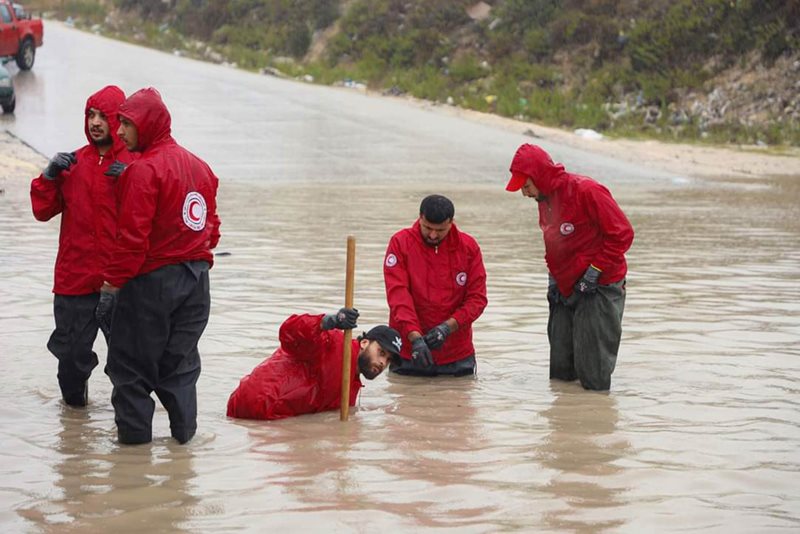 Volontärer hjälper i översvämningarna i Libyen.
