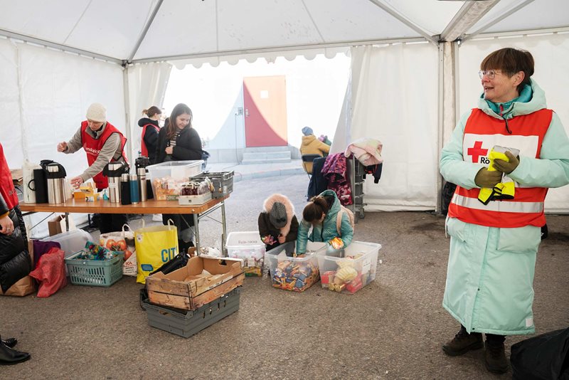 Röda Korset ser till att flyktingar från Ukraina får ett bra första möte med Sverige. 