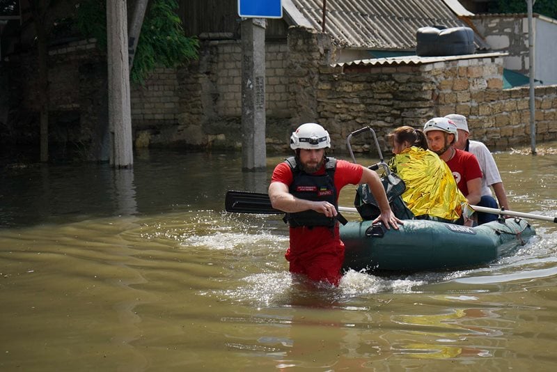 Röda Korsets volontärer hjälper efter översvämning.
