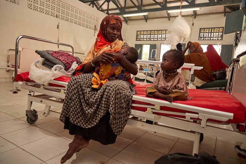 Maryan Ali Ahmed har kommit med sina två döttrar till ett sjukhus i Somalia som stöds av Röda Korset. 
