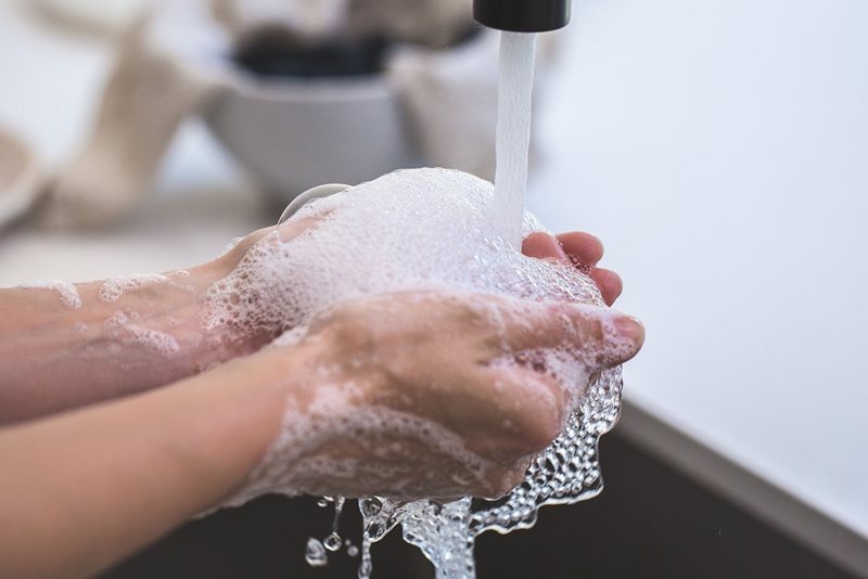 Händer som tvättas