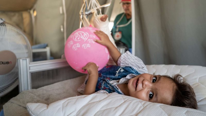 Liten pojke på fältsjukhus i Syrien. 