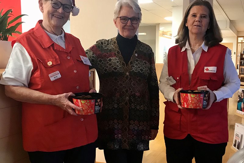 Rödakorsvärdar på besök på kontoret i Stockholm. Här tillsammans med ordförande Margareta Wahlström.