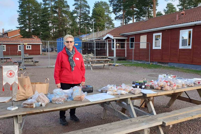 Rättvik-Boda-Ore-kretsens ordförande Marianne Wennerström framför kretsens brödbord på Rättviks marknadsplats, hösten 2020.
