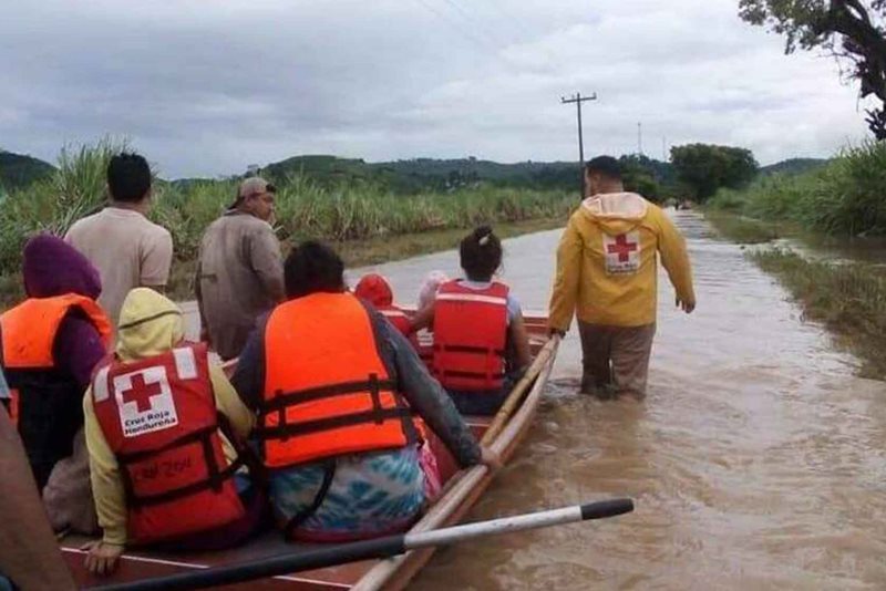 Människor i en båt evakueras längs en översvämmad väg efter orkanen Eta som drabbade Honduras i november 2020.