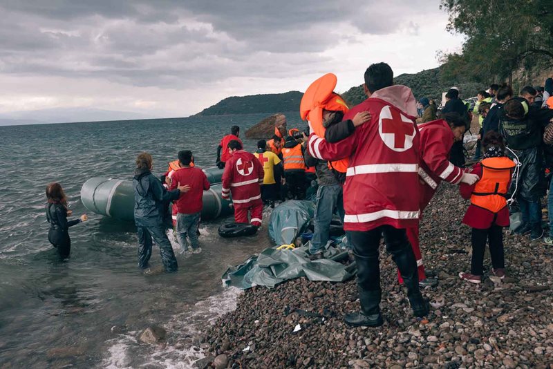 Flyktingar och migranter kommer till Lesbos.