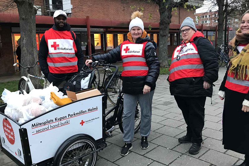 Med lådcykel kör Malmökretsen ut mat, kläder och hygienartiklar till hemlösa i Malmö.