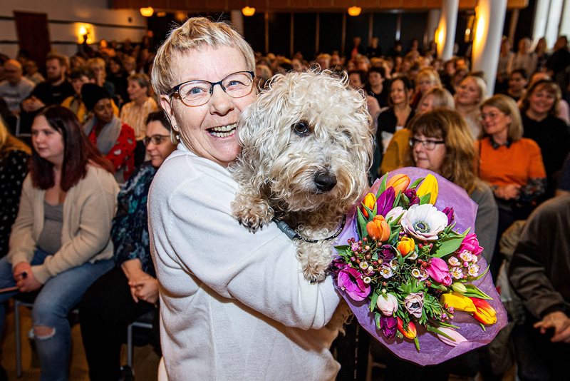 Elisabeth Mårtenson och hunden Sixten har fått pris för sina insatser som frivilliga i besöksverksamhet hos äldre. Fotograf: Mattias Mattison, Sydöstran