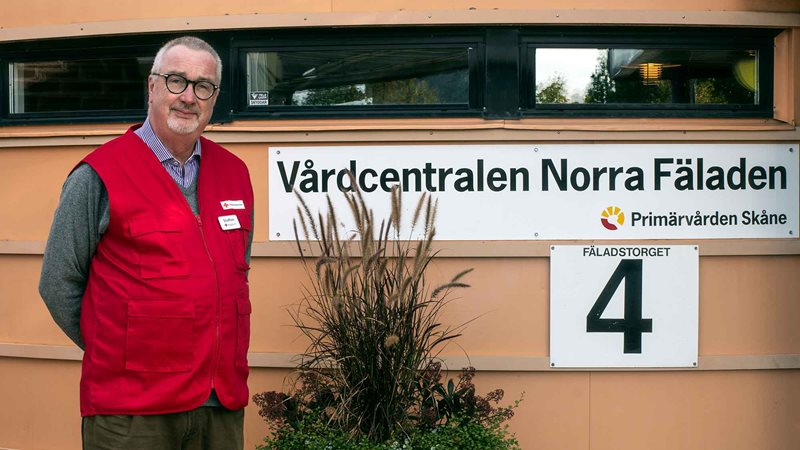 Staffan Bolin ordförande i Lunds rödakorskrets är frivillig i vaccinationsinsatser.