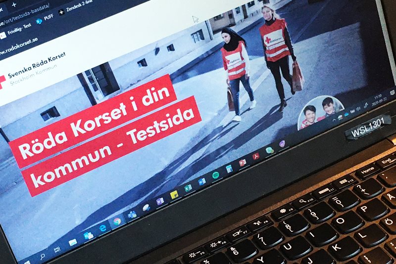 Bild på dator som visar en testsida för Röda Korsets lokala webbsidor hösten 2020.