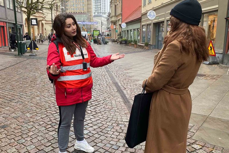 Gatorna i Malmö är lite tommare än vanligt, men när Röda Korsets värvare Sarah Almadi och Malek Alabdeh korsar Södra Förstadsgatan möts de av idel vänlighet men också av frågor av dem som vågat sig ut.  
