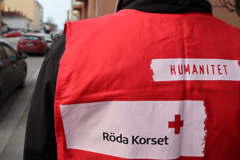 Bild på en person med en Röda Korset jacka.