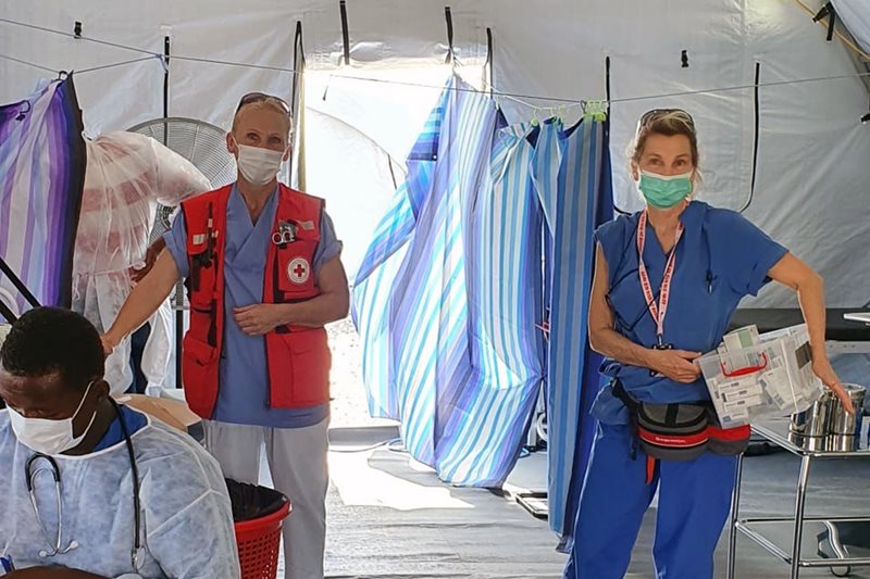 SRK delegaterna  Maj Gottarp, barnsjuksköterska, ( till vänster) och Monika Hörling, akut/narkossjuksköterska ( till höger). De arbetar med Finska Röda Korsets fältsjukhus i Haiti. 
