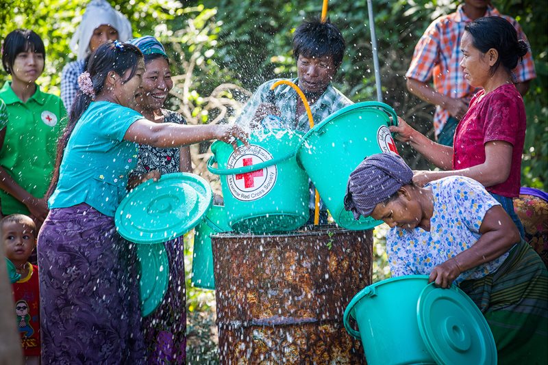 Glädjen är stor när de boende i byn Chaung Ma Gyi i Myanmar provkör pumpen till brunnen som Röda Korset hjälpt till att bygga.