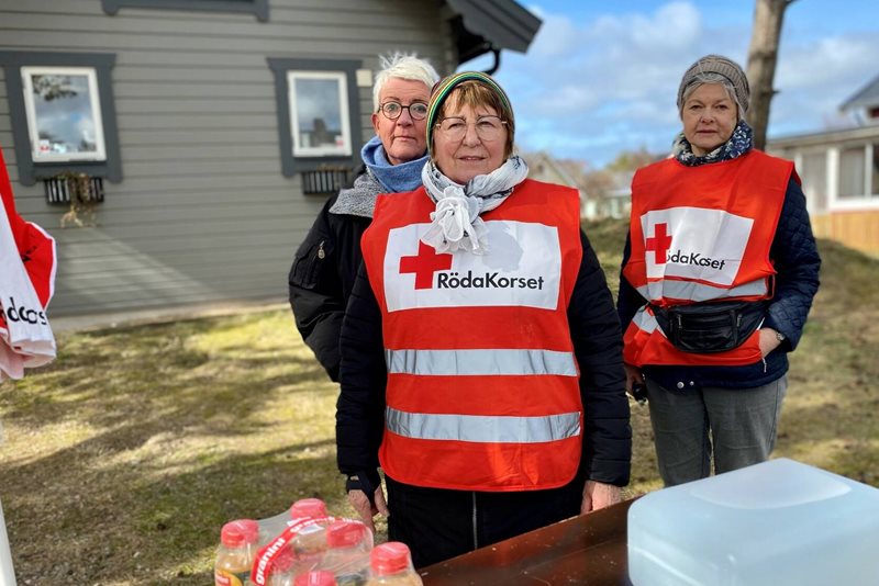Magdalena Engelsz och Anna-Lena Leuchovius från Röda Korset Halmstad vid insats som krisstödjare efter dödlig brand i Halmstad i april 2021. Med på bilden är även Katarina Hulstrand från Svenska Kyrkan. 