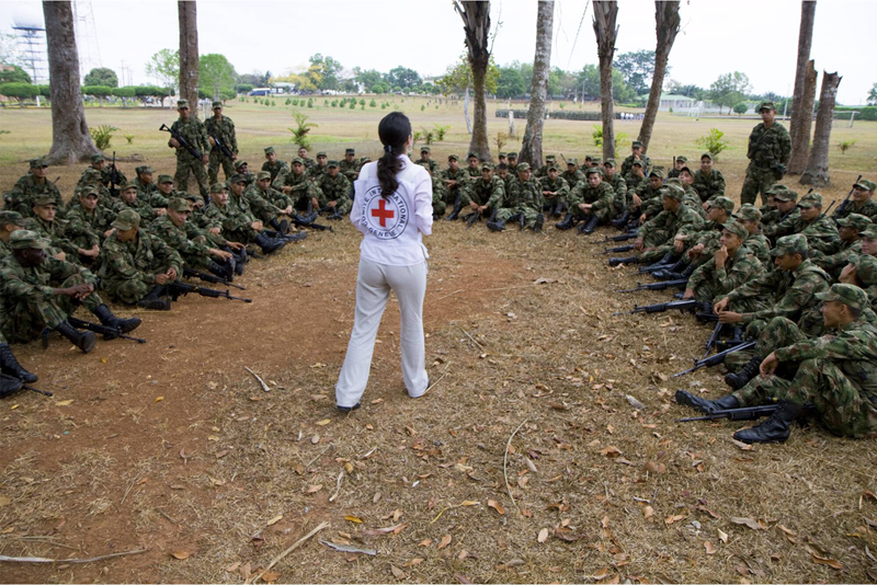 Kvinna utbildar soldater om krigets lagar.
