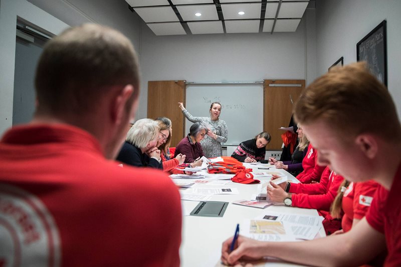 Förberedelser inför minneshögtiden ett år efter terrordådet på Drottningatan i Stockholm (inträffade den 7 april 2017). I helröda kläder syns Röda Korsets första hjälpare och krisstödjarna har orangea västar.