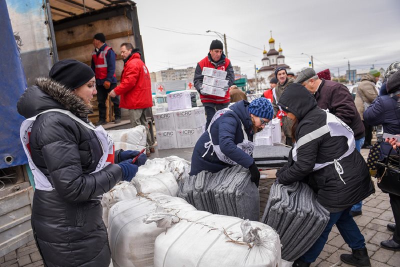Lastar av nödhjälp i Ukraina