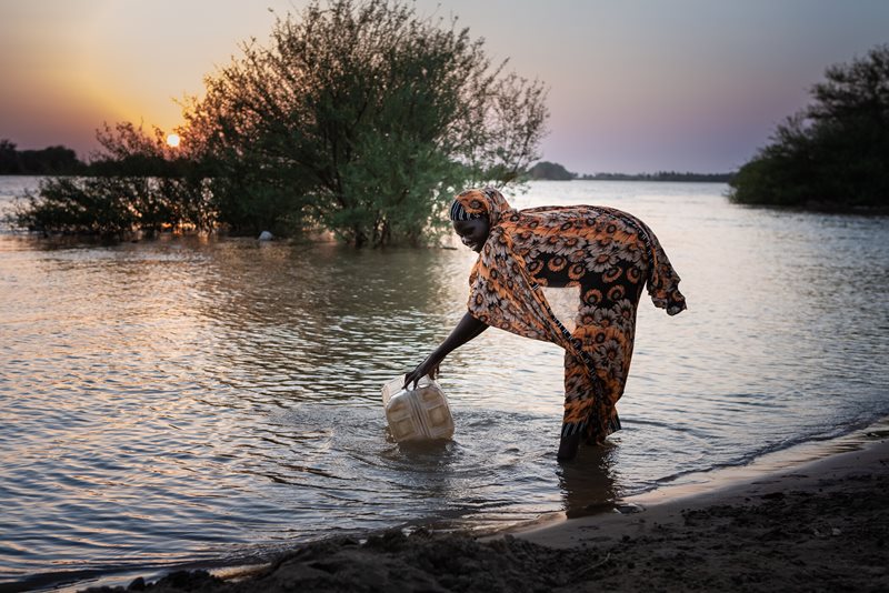I Sudan 2021. En kvinna hämtar vatten. 