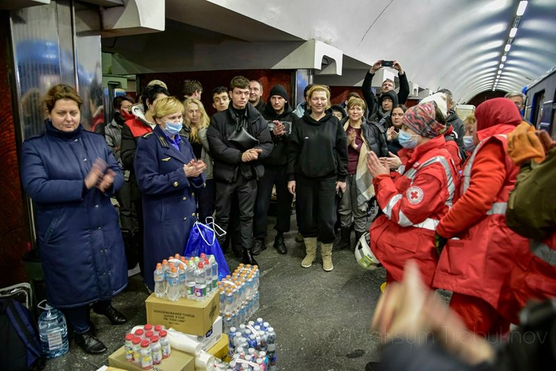 Evakuerade i tunnelbanestation i Ukraina 2022.