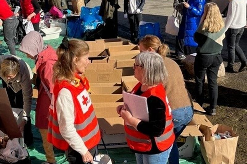Under helgen (mars 2022) har Röda Korset i Stocksund hjälpt till att ordna sängar och hygienartiklar till 100 personer som kommer i början av veckan från Ukraina.