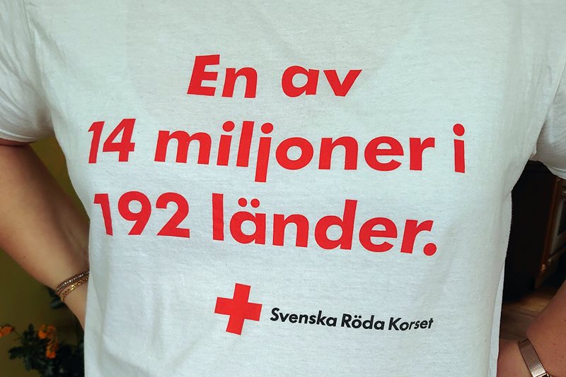 Bild på en tröja där det står 14 miljoner i 192 länder, svenska röda korset.